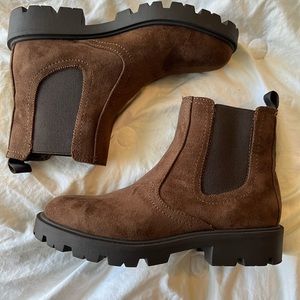 New Nine West Yeeps Brown Chelsea suede like booties 6.5